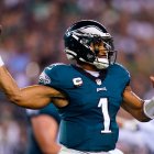 Jalen Hurts, de los Eagles, buscará el Super Bowl con su equipo.