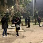 Caída la noche, una treintena de mujeres se reúne en un barrio de Nueva Delhi para hacer algo que no se atreverían solas: pasear. Quieren despojarse del miedo de caminar tras la puesta de sol en la ciudad más peligrosa de la India. EFE/ Mikaela Viqueira