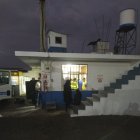 Ambato. Elementos policiales recogen evidencia tras asalto.