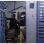 Quevedo. La policía revisa el lugar donde dejaron panfletos.