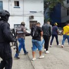Detención. Un día después del hecho, se presentó a los capturados en el cuartel modelo de Guayaquil.