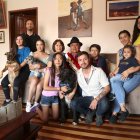 Guaranda. Carlos Dávila Ruiz, vestido de Taita, posa junto a su familia. Se alista para presidir los festejos del carnaval en su ciudad natal.