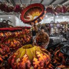 Labor. Empleados de una escuela preparan lo que será su presentación.