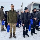 Undisclosed (Ukraine), 04/02/2023.- A handout photo made available by the Ministry of Defence of Ukraine on 04 February 2023 shows Ukrainian prisoners of war (POWs) after a prisoner exchange at an undisclosed location in Ukraine. The Head of the Office of the President of Ukraine, Andriy Yermak, announced on 04 February 2023, that 116 Ukrainian military personnel were freed from Russian captivity and returned to Ukraine in a prisoner exchange. Along with the POWs, the bodies of British volunteers Chris Parry and Andrew Bagshaw, as well of volunteer Evgen Kulyk, had been returned, Yermak added. The Russian Ministry of Defense said in a statement that 63 servicemen of the Armed Forces of the Russian Federation were freed as a result of a "complex negotiation process". (Rusia, Ucrania) EFE/EPA/MINISTRY OF DEFENCE OF UKRAINE HANDOUT -- BEST QUALITY AVAILABLE -- MANDATORY CREDIT: MINISTRY OF DEFENCE OF UKRAINE -- HANDOUT EDITORIAL USE ONLY/NO SALES