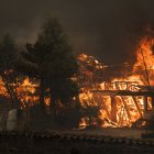 Las llamas consumen una casa la madrugada de hoy, cerca a la ciudad de Santa Juana (Chile). Las regiones de Biobío, Ñuble y La Araucanía son las más afectadas por unos incendios que ya han destruido más de 45.000 hectáreas y un centenar de viviendas y han provocado el desalojo de decenas de municipios. Los incendios coinciden con una larga sequía que ya dura más de trece años y con una ola de calor inédita en el sur, con temperaturas que pueden llegar en las próximas horas hasta los 40 grados celsius en zonas del sur. EFE/ Pablo Hidalgo