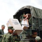 Miembros de las Fuerzas Armadas en la tarea de distribución de kits electorales.