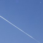 Un avión comercial (i) vuela por debajo del "globo espía" chino (d) detectado en el espacio aéreo estadounidense, este sábado en Charlotte (Estados Unidos), que continúa sobrevolando el país y podría abandonar ho