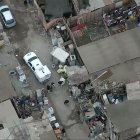 AME659. SANTIAGO (CHILE), 01/02/2023.- Fotografía cedida por la Policía de Investigaciones de Chile (PDI) de algunos de sus agentes mientras realizan un procedimiento policial de allanamiento. La banda criminal Tren de Aragua, nacida en una cárcel venezolana y extendida por Chile, Perú y Bolivia, ha devenido en una amenaza de seguridad regional, con una variada amalgama de delitos en los que los migrantes son los mayores damnificados. EFE/ Policía De Investigaciones / SOLO USO EDITORIAL/ SOLO DISPONIBLE PARA ILUSTRAR LA NOTICIA QUE ACOMPAÑA (CRÉDITO OBLIGATORIO)