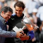 Toni Nadal junto a Rafa Nadal, en uno de sus múltiples éxitos.