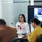 Sesión. Solo unos pocos asambleístas acompañan a la presidenta Viviana Veloz en la sala de sesiones. Los demás asisten vía Zoom y desaparecen cuando quieren.