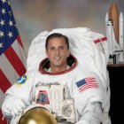 Fotografía cedida por la NASA donde aparece el veterano astronauta de origen puertorriqueño Joseph Acabá que ha estado un total de 306 días en el espacio, repartidos en tres misiones. EFE/NASA