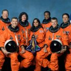 Fotografía cedida por la NASA de un retrato oficial de los siete miembros de la tripulación del STS-107 que viajaban en el vuelo 28 del transbordador espacial Columbia, (sentados de izq. a dcha.) los astronautas Rick D. Husband, comandante de la misión; Kalpana Chawla, especialista en misiones; y William C. McCool, piloto; (de pie de izq. a dcha.) David M. Brown, Laurel B. Clark y Michael P. Anderson, todos especialistas en misiones; e Ilan Ramon, especialista en carga útil, en representación de la Agencia Espacial Israelí. EFE/ Nasa.