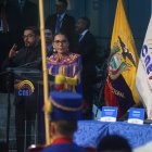 La presidenta del CNE Diana Atamaint inaugura los comicios de este 5 de febrero solidarizándose con la familia del candidato asesinado en Puerto López