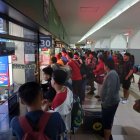 La gente que llega y va del Terminal Terrestre para poder sufragar en otros cantones y provincias