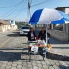 Además de estos negocios, la gente también vendía sus platitos de comida con una gran variedad.