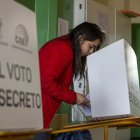 Ciudadanos ecuatorianos acuden a votar en las elecciones locales de Ecuador y el referéndum promovido por el Gobierno para reformar la Constitución hoy, en Quito (Ecuador).