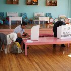 Jorge Yunda sufragó en el Centro Educativo General Artigas acompañado de su gato y su perro.