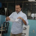 El candidato a la alcaldía de la capital llegó 20 minutos después de lo anunciado a uno de los recintos habilitados en Nayón, junto a su esposa y simpatizantes.