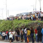 Existen largas filas en los exteriores de la Unidad Educativa San Ignacio de Loyola