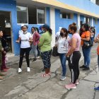 Algunos ciudadanos esperando ingresar para ejercer su voto.