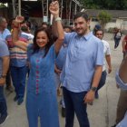 Entró con familia, amigos y simpatizantes al recinto electoral, al colegio Técnico Provincia de Bolívar.