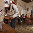 Ciudadanos ecuatorianos acuden a votar en las elecciones locales de Ecuador y el referéndum promovido por el Gobierno para reformar la Constitución hoy, en Quito (Ecuador).