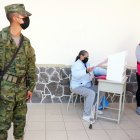 Policías y militares resguardan los recintos electorales para evitar incidentes.