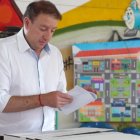 Sufragio. El candidato Eduardo del Pozo votó en la parroquia de Gualea.