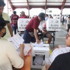 Comerciantes se tomaron las calles y veredas para expender sus productos. Hay quienes llegan con menores desde las 06:00