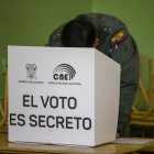 Ciudadanos ecuatorianos acuden a votar en las elecciones locales de Ecuador y el referéndum promovido por el Gobierno para reformar la Constitución hoy, en Quito (Ecuador).