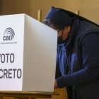 Una monja fue registrada este domingo, 5 de febrero, al ejercer su voto, durante la jornada de elecciones locales y del referéndum constitucional, en Quito (Ecuador).