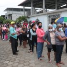 En la unidad Educativa Junquillal los ciudadanos entrando para sufragar
