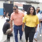 Danna Espinoza Arboleda (16), junto a su padre, quien la acompañó a sufragar por primera vez en estas elecciones. La joven dijo que estaba segura de haber meditado su voto en busca de mejoras para la ciudad.