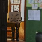 Votantes participan en una jornada de elecciones locales y referéndum constitucional, hoy, en Quito (Ecuador).