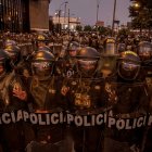 AME1779. LIMA (PERÚ), 04/02/2023.- Policías antidisturbios esperan hoy a los manifestantes en el centro de Lima (Perú). Una reportera y un fotoperiodista fueron agredidos por la Policía este sábado mientras cubrían una marcha antigubernamental en Lima, donde los agentes también "restringieron" la cobertura de un equipo de prensa que registraba "excesos" policiales, denunció la Asociación Nacional de Periodistas del Perú (ANP). EFE/Jhon Reyes