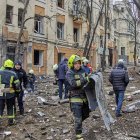 Rescatistas trabajan en los exteriores de edificios residenciales destruidos por misiles rusos.  Ukrainian rescuers work at the site of a damaged residential building following a missile strike, in Kharkiv, northeastern Ukraine, 05 February 2023, amid Russia"s invasion. At least four people were injured after two Russian missiles hit downtown Kharkiv on 05 February, the head of the Kharkiv regional military administration, Oleg Sinegubov wrote on telegram. Kharkiv and surrounding areas have been the target of heavy shelling since February 2022, when Russian troops entered Ukraine starting a conflict that has provoked destruction and a humanitarian crisis. (Rusia, Ucrania) EFE/EPA/SERGEY KOZLOV