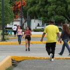 Corriendo, algunas personas trataban de llegar antes de las 5 de la tarde para ejercer su derecho al voto.