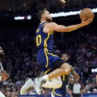 Stephen Curry llevaba 21 puntos antes de su salida por la dolencia.