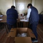 Votantes participan en una jornada de elecciones locales y referéndum constitucional en Quito (Ecuador).