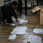 Jurados de votación realizan conteo de votos tras el cierre de mesas luego de una jornada de elecciones locales y referéndum constitucional, hoy, en Quito (Ecuador).