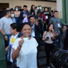 Rápido. La candidata hizo la fila como todos los ciudadanos y a la salida mostró su certificado habilitador.