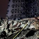 Soldados turcos ayudan a buscar personas heridas y sobrevivientes entre los escombros.