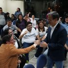 Espera. Pedro Freile se reunió con simpatizantes en su sede política.