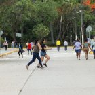 A pocos minutos de las 5 de la tarde (hora de cierre de las urnas) dos mujeres corren a su mesa para lograr sufragar sus votos.