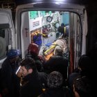 Una mabulancia asiste a un de los heridos del terremoto