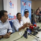 La prefecta de la provincia de Pichincha, Paola Pabón (c), junto al candidato de Revolución Ciudadana a alcalde de Quito, Pabel Muñoz (i), participan hoy en una rueda de prensa tras las elecciones seccionales (locales), en Quito (Ecuador).