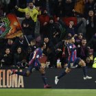 Jules Koundé (i) y Jordi Alba (d) celebran el gol del FC. Barcelona ante el Sevilla.