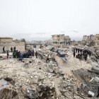 Un grupo de rescastistas fue registrado este lunes, 6 de febrero, al buscar sobrevivientes sobre los escombros de un edificio derrumbado en la ciudad de Armanaz (Idlib, Siria).