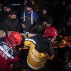 Azerbaiyán envía a 420 rescatistas a Turquía para ayudar tras el terremoto.
