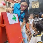 La maestra ayuda a desarrollar las destrezas y habilidades de los niños.